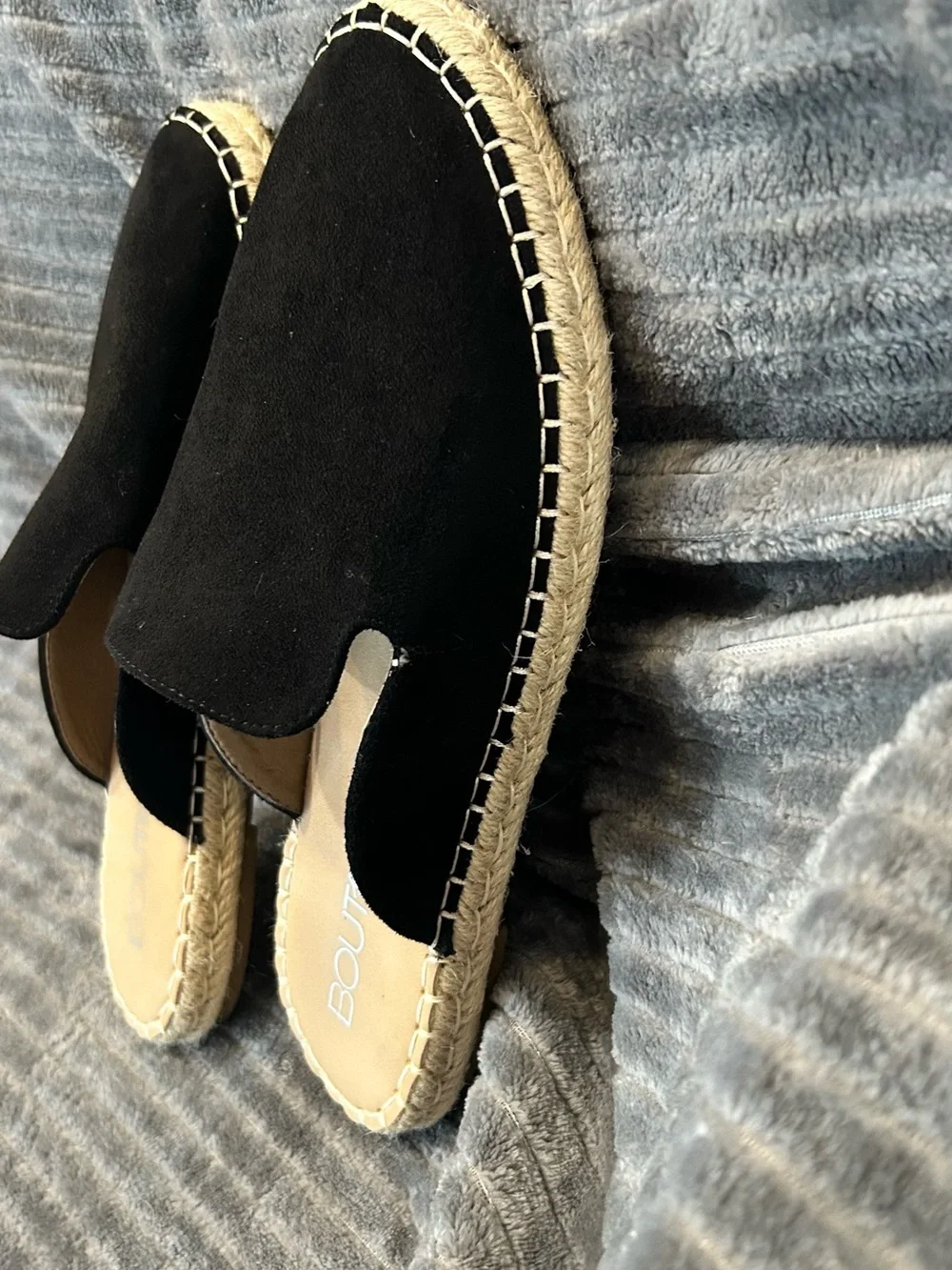 Women’s Black Slip-Ons EUC